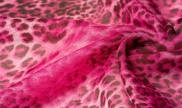 Фон текстуры. леопардовый шелк яркая ткань африканские темы — стоковое фото