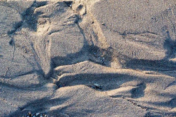 Paesaggio estivo. Un disegno sulla sabbia creata dall'acqua e vincere — Foto Stock