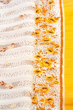 Doku arka planı, kadın şal. beyaz bir bac sarı çiçekler