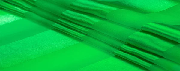 Tekstur, latar belakang, sutra hijau bergaris kain dengan logam s — Stok Foto