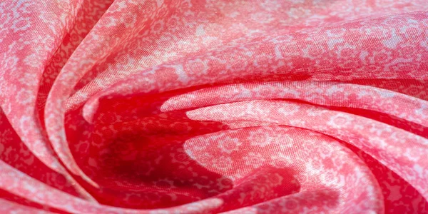 Textura, fondo, patrón, tela de seda rosa sobre un fondo blanco — Foto de Stock