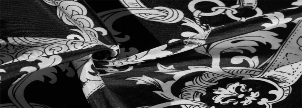 Текстура, фон, черная шелковая ткань с рисунком монограммы Е — стоковое фото