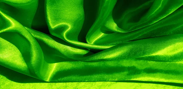 Текстура, фон, узор, шелковая ткань зеленого цвета. This a — стоковое фото