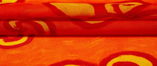 텍스처 실크, 페인트 노란색 꽃 직물 빨간색 배경 — 스톡 사진