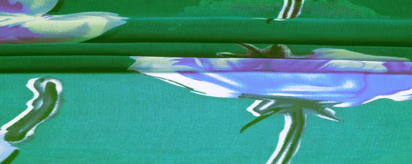 Textura, fundo, tecido de seda verde com uma impressão floral azul . — Fotografia de Stock
