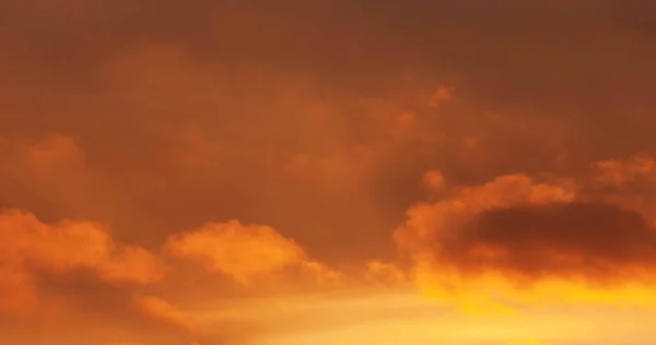 Clouds in the blue sky. a visible mass of condensed water vapor — Stock Photo, Image