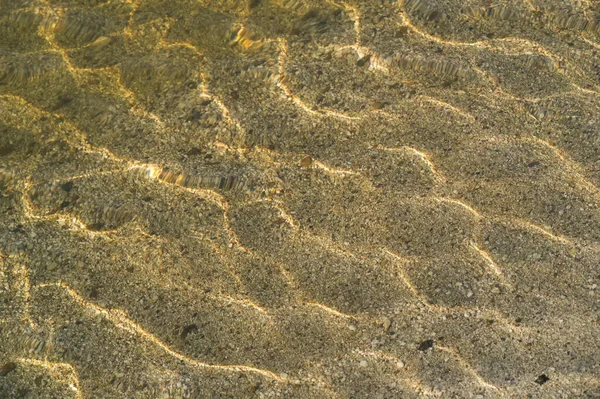 Paisagem verão. brisa leve, ondas pequenas, reflexos do — Fotografia de Stock