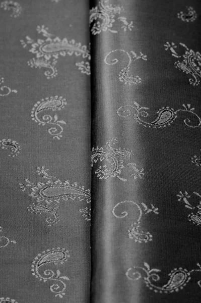Texture, tessuto chiffon di seta nera con stampa paisley. favoloso — Foto Stock