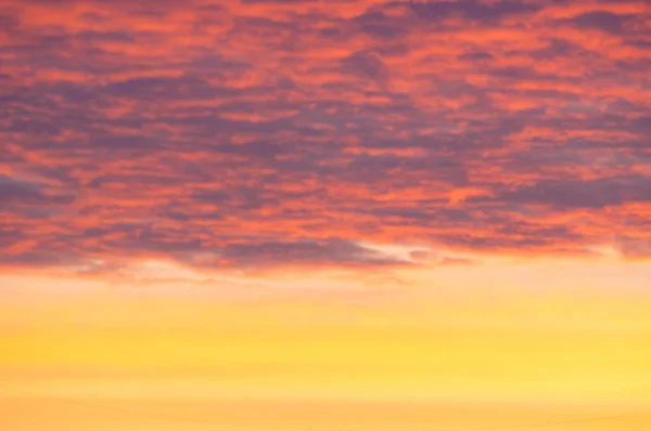 Textura padrão nuvens ao pôr do sol O aparente massa de co — Fotografia de Stock