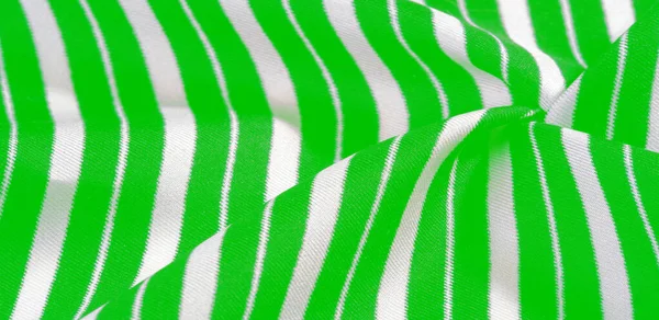 Шовкова смугаста тканина. зелені білі смуги. Це красиво, супер — стокове фото