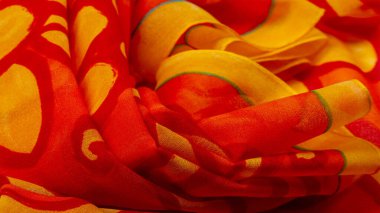 doku ipek, boyalı sarı çiçekler ile kumaş kırmızı arka plan 