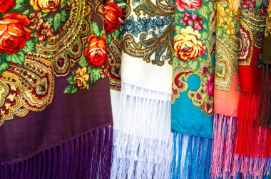 Doku arka planı, desen. Bir tabl üzerine yığılmış farklı kumaşlar