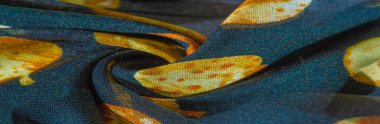 İpek kumaş, mavi. Sonbahar yaprakları sarı renkte..