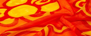 doku ipek, boyalı sarı çiçekler ile kumaş kırmızı arka plan 