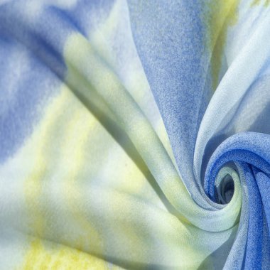 soluk mavi ipek kumaş, sarı ve beyaz, soyut desen ve