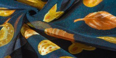 İpek kumaş, mavi. Sonbahar yaprakları sarı renkte..