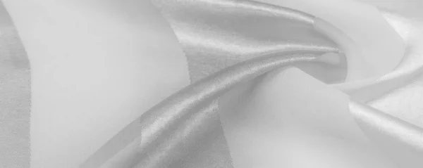 Текстура, фон, біла шовкова смугаста тканина з металевим — стокове фото