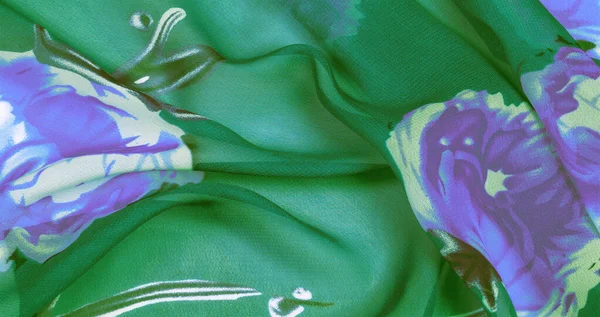 Текстура, фон, зеленая шелковая ткань с синим цветочным принтом . — стоковое фото