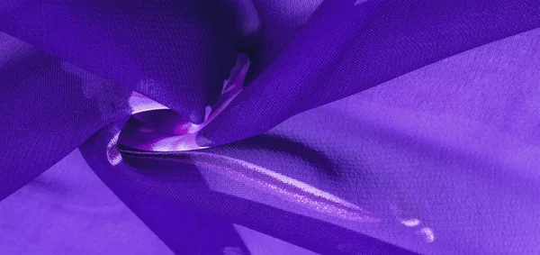 Tekstura, tło, niebieska tkanina jedwabna z czerwonym nadrukiem kwiatowym. Y — Zdjęcie stockowe