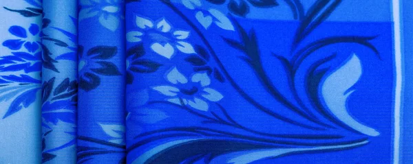 Textura, fondo, patrón, delicada seda azul con pri floral — Foto de Stock