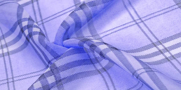 Seda, tela lila (azul bebé), fondo de pantalla a cuadros en una jaula ta — Foto de Stock