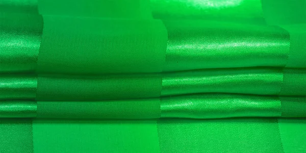 Tekstur, latar belakang, sutra hijau bergaris kain dengan logam s — Stok Foto