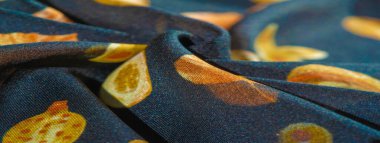 İpek kumaş, mavi. Sonbahar yaprakları sarı renkte..