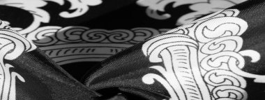 doku, arka plan, monogram desenli siyah ipek kumaş E