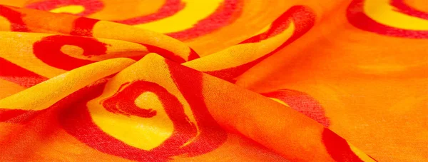 Текстура шелк, ткань красный фон с окрашенными желтыми цветами — стоковое фото