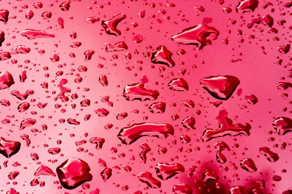 Lluvia de verano, gotas de agua en la pintura del coche. una pequeña ronda o p —  Fotos de Stock