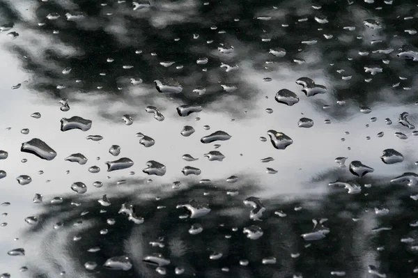 Chuva de verão, gotas de água na pintura do carro. uma pequena rodada ou p — Fotografia de Stock