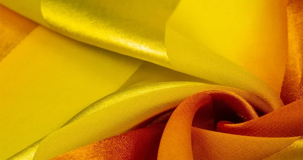 Textur, bakgrund, gult sidenrandigt tyg med metallisk — Stockfoto