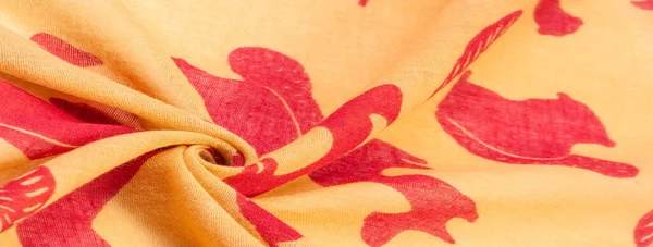 Textura, fundo, tecido de algodão amarelo fino com uma impressão de s — Fotografia de Stock