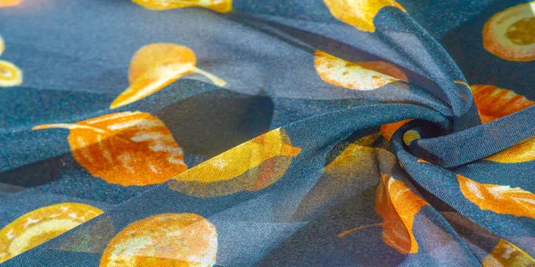 Tejido de seda, azul con estampado de hojas otoñales de color amarillo . —  Fotos de Stock