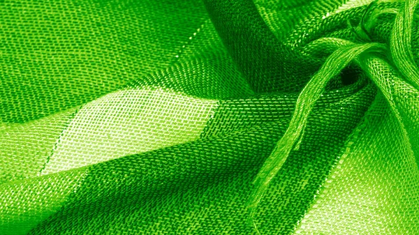 Pola latar belakang tekstur syal sutra hijau perempuan dalam warna dengan — Stok Foto