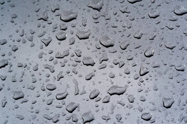 Καλοκαιρινή βροχή, σταγόνες νερού στο βάψιμο του αυτοκινήτου. ένα μικρό στρογγυλό ή p — Φωτογραφία Αρχείου