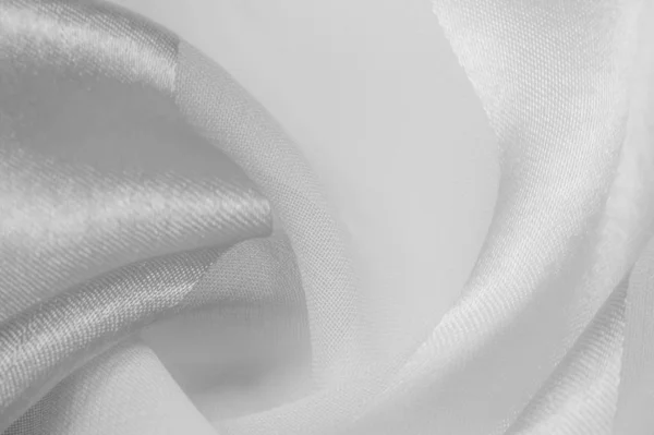 Tekstura, tło, biały jedwabny tkanina w paski z metalicznym s — Zdjęcie stockowe