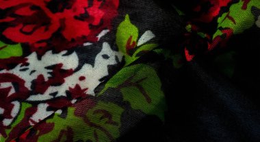 Doku arka plan, gül boyalı col ile koyu mavi ipek kumaş