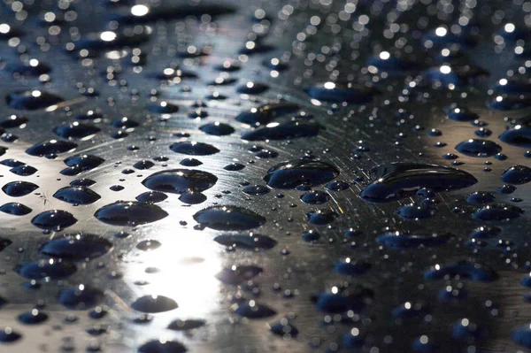 Летний дождь, капли воды на автомобильную краску. маленький круглый или p — стоковое фото