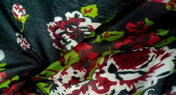 Textura fundo, tecido de seda azul escuro com rosas pintadas col — Fotografia de Stock