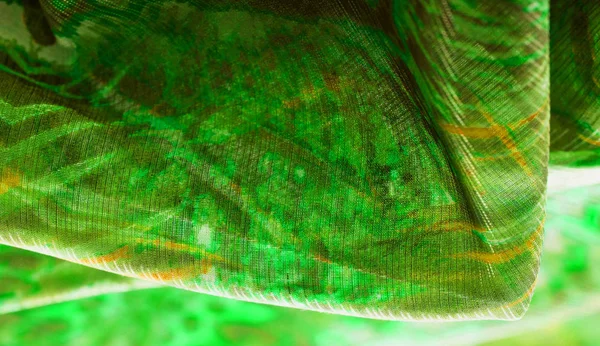 背景纹理，图案。丝绸从绿色的祖母绿阴影. — 图库照片