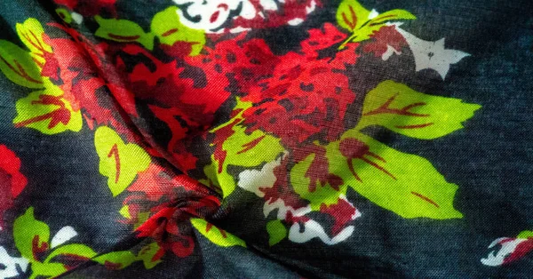 Текстура фону, темно-синя шовкова тканина з розфарбованими трояндами — стокове фото