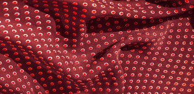 Doku arka plan, desen, kırmızı polka noktaları ile kırmızı ipek kumaş