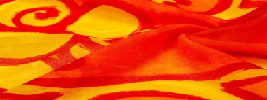 doku ipek, boyalı sarı çiçekler ile kumaş kırmızı arka plan 