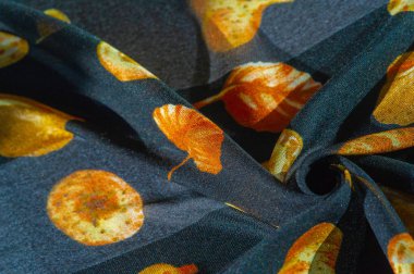 İpek kumaş, mavi. Sonbahar yaprakları sarı renkte..