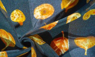 İpek kumaş, mavi. Sonbahar yaprakları sarı renkte..