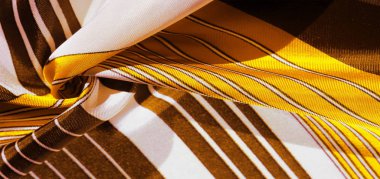 Doku, arka plan, sarı çizgili desenli ipek kumaş. 