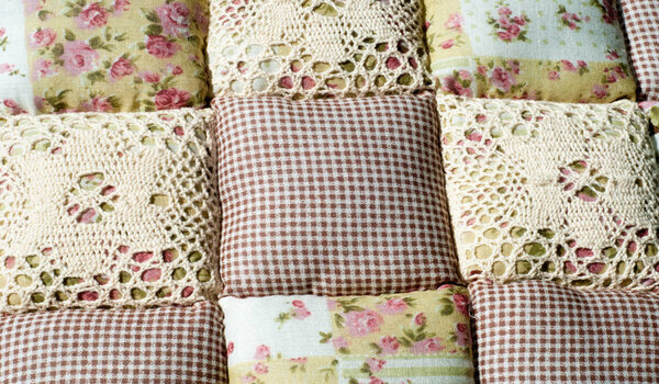 Текстура фона, рисунок. Различные ткани, сложенные на табличке
