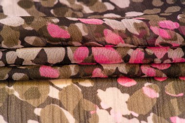 Dokulu tasarım, ipek kumaş, kadın eşarp, beyaz pembe kırmızı kaş