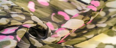 Dokulu tasarım, ipek kumaş, kadın eşarp, beyaz pembe kırmızı kaş